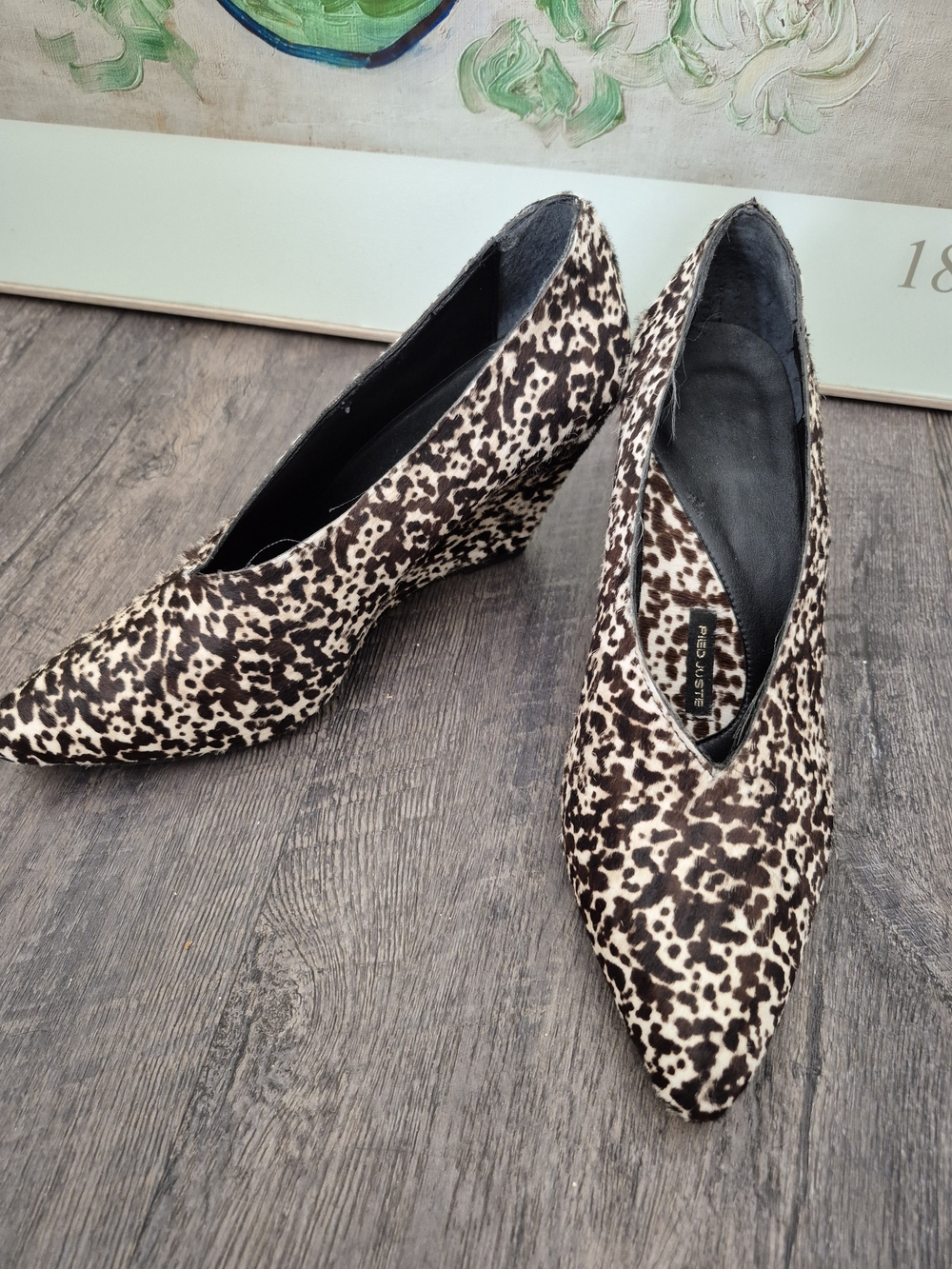 PIED JUSTE egant Vintage Animal-Print Pointed Wedge Pumps - Black & Cream